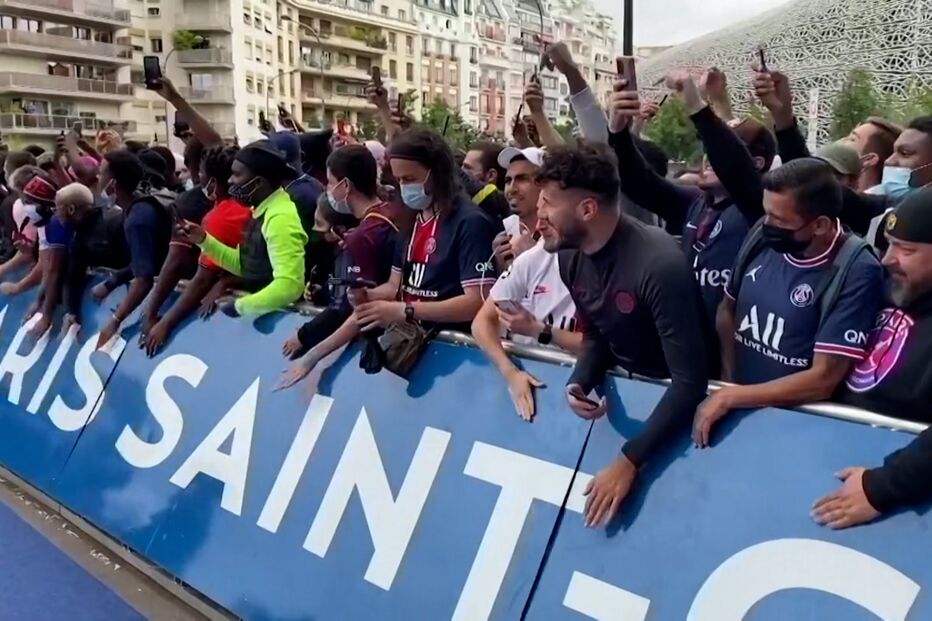 Adeptos esperaram por Messi junto ao estádio do PSG… mas ainda não foi desta que o jogador apareceu