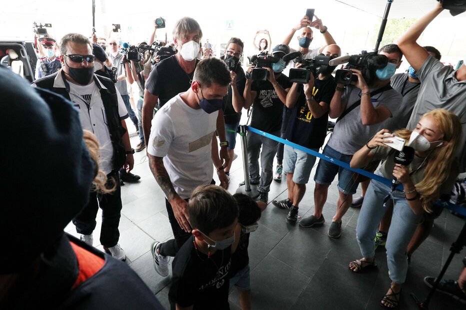 Messi deixa Barcelona rumo a Paris