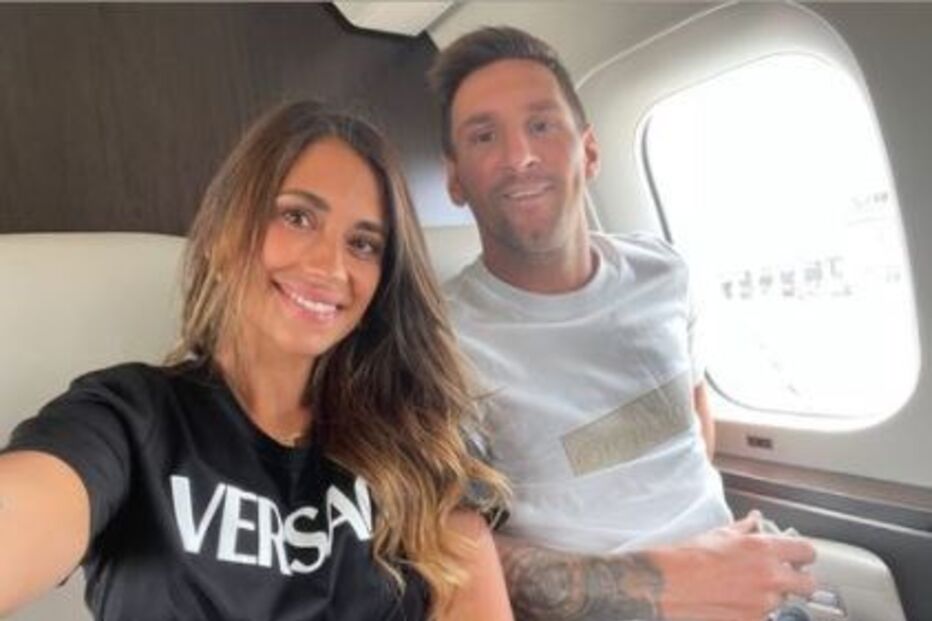 Messi com a mulher no avião para Paris 