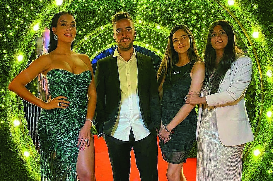 Georgina sensual em noite de gala em Espanha