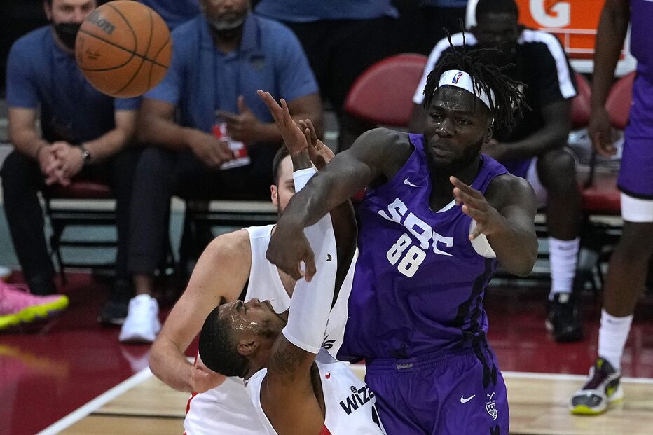 Português Neemias Queta contribui com seis pontos para a vitória dos Sacramento Kings