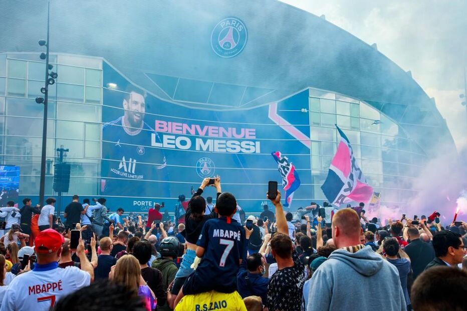 Milhares de adeptos do PSG fazem festa por Messi no clube