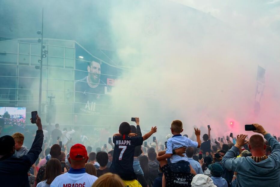 Milhares de adeptos do PSG fazem festa por Messi no clube