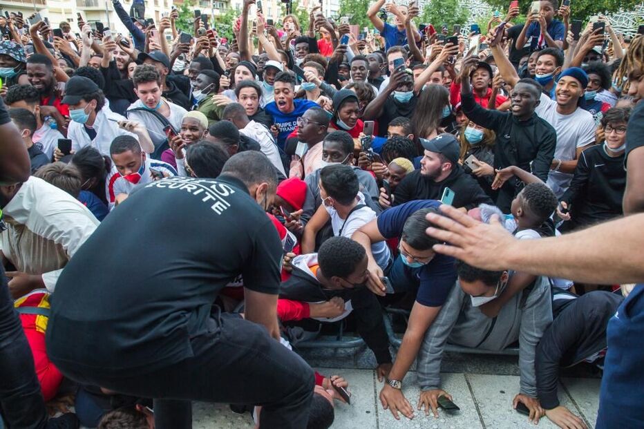 Milhares de adeptos do PSG fazem festa por Messi no clube