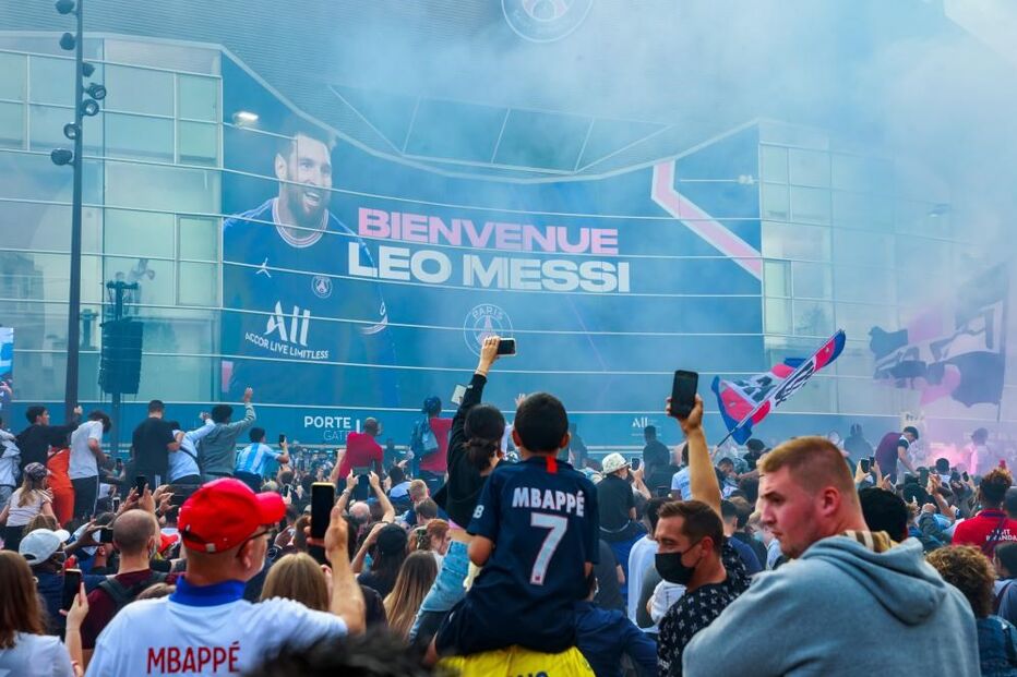 Milhares de adeptos do PSG fazem festa por Messi no clube