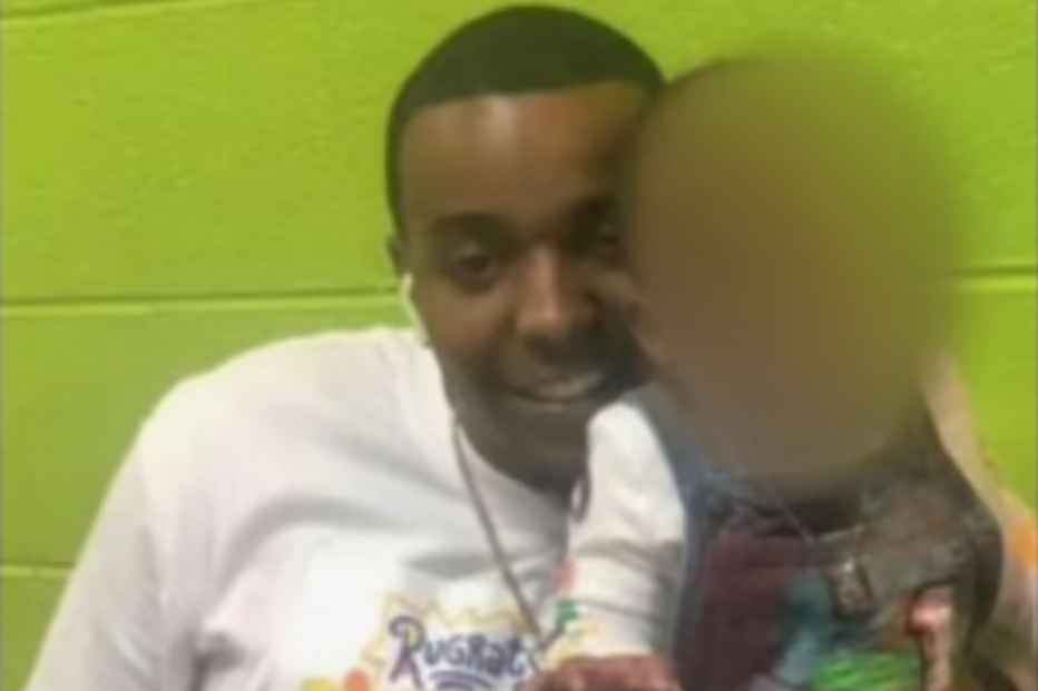 Bebé mata pai a tiro após pegar em arma que pensava ser brinquedo