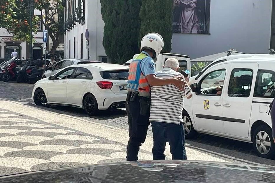 Cidadão mostra PSP a ajudar idoso a atravessar estrada na Madeira: 