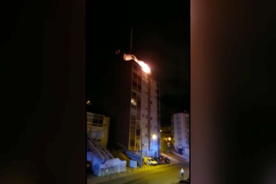 PJ investiga causas de incêndio em prédio de 10 andares em Sintra