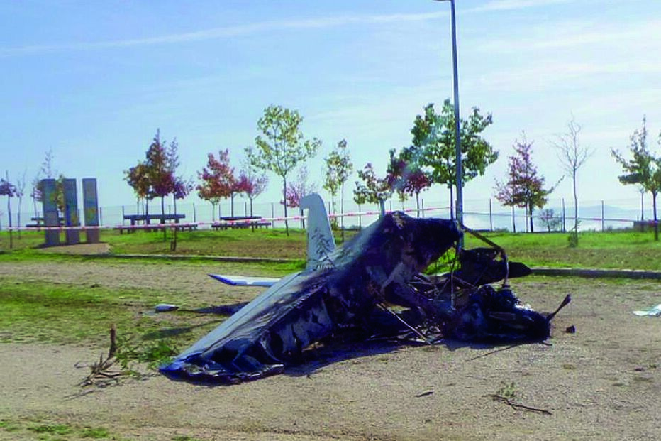 Aeronave bateu numa árvore, ficou descontrolada, atingiu mais árvores e um carro e acabou por se incendiar