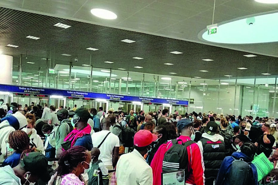 Filas para o controlo de passaportes sábado de manhã, no aeroporto de Lisboa, foram causadas pela greve parcial do SEF