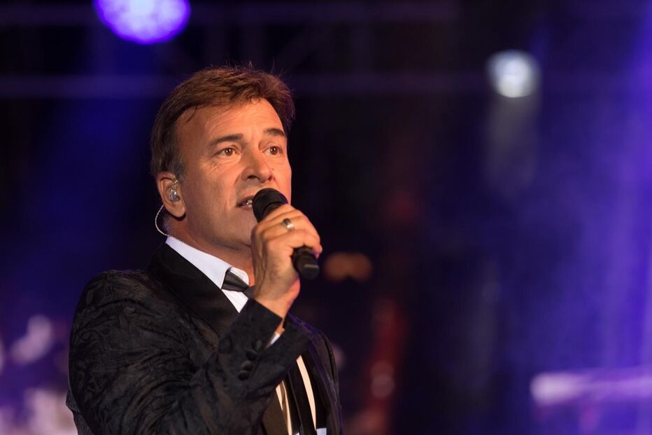 Tony Carreira em concerto com aliança oferecida pela filha