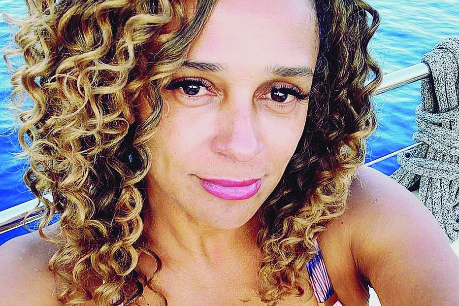 Viúva mostra-se em biquíni durante as férias no iate 