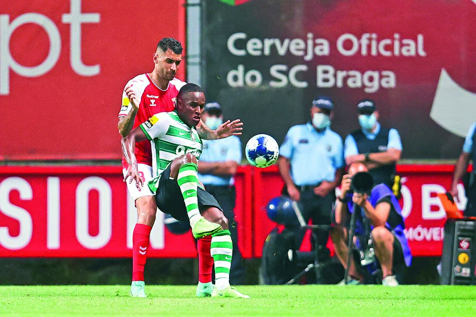 Jovane Cabral controla a bola perante a pressão de Tormena