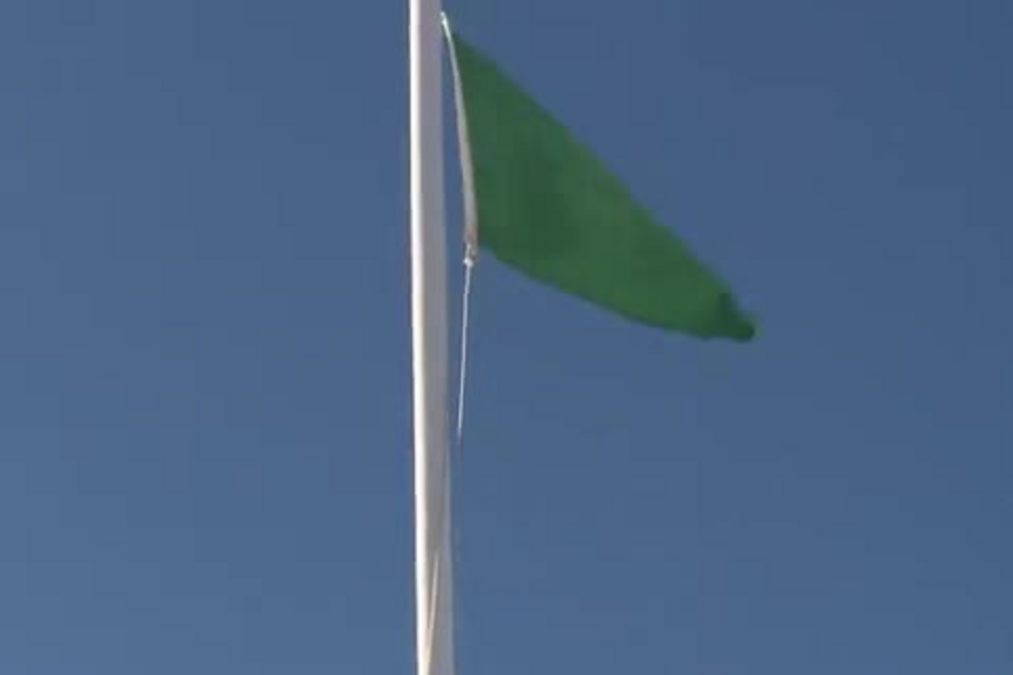 Bandeira verde na praia