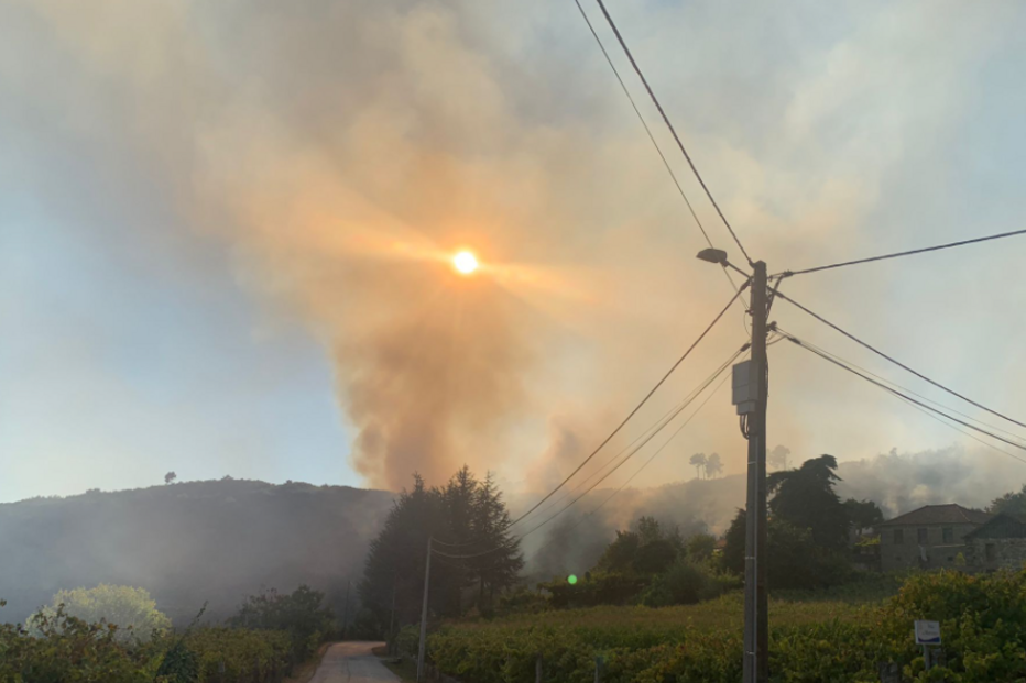 Três operacionais feridos em despiste de carro dos bombeiros no combate a incêndio em Baião