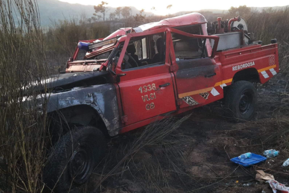 Três operacionais feridos em despiste de carro dos bombeiros no combate a incêndio em Baião	