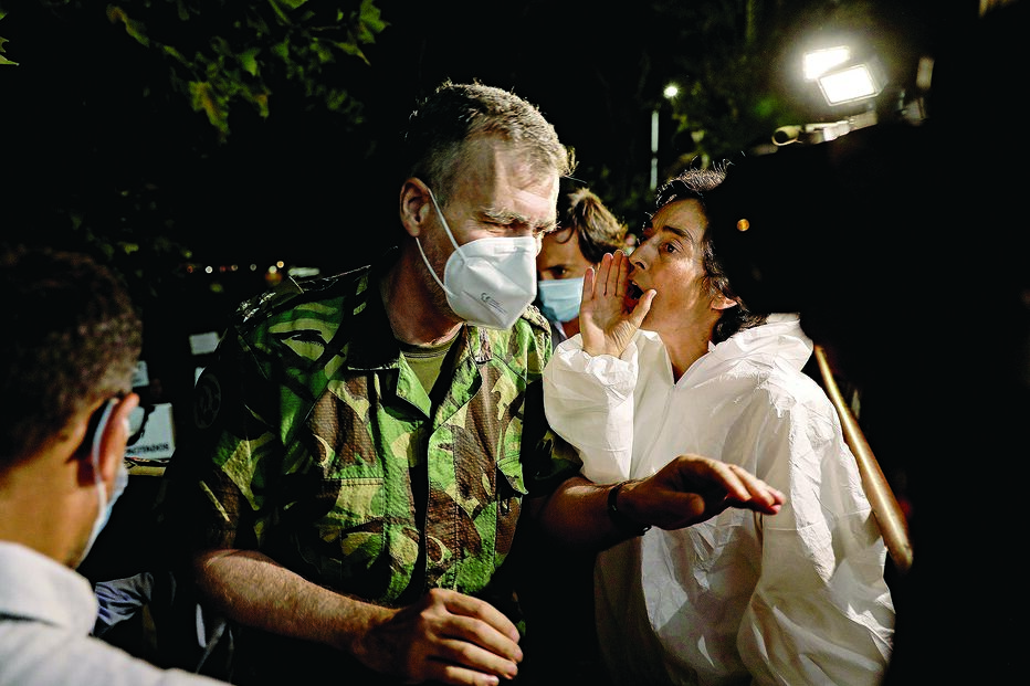 Manifestante sem máscara tentou impedir Gouveia e Melo de entrar no pavilhão 