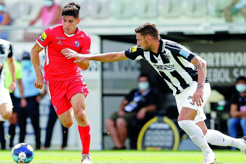 Fran Navarro, do Gil Vicente, tenta sair com a bola controlada perante a pressão de Willyan 