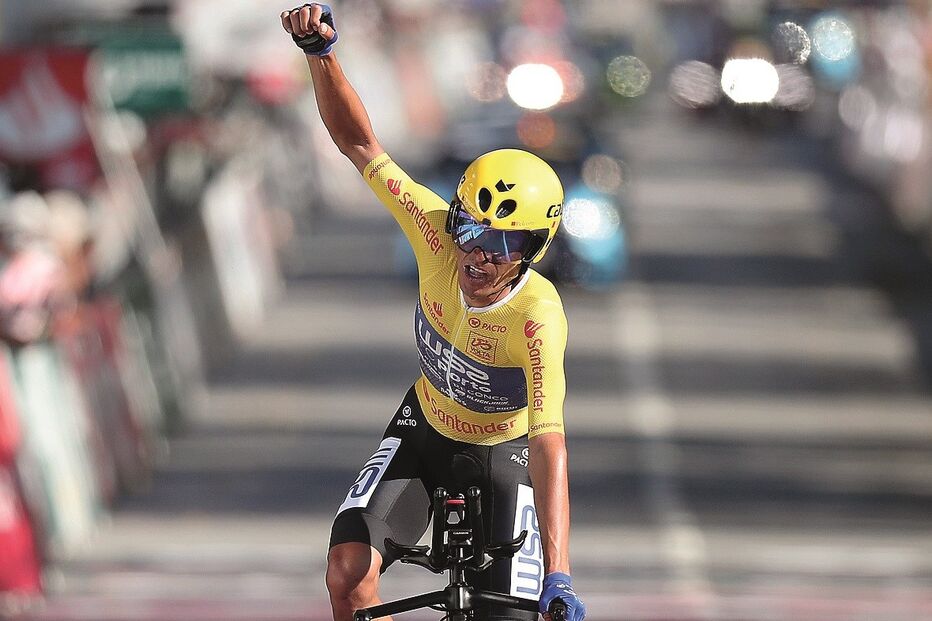 Amaro Antunes festeja a conquista da Volta no fim do contrarrelógio 