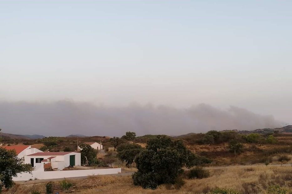 Fumo proveniente de fogo em Castro Marim