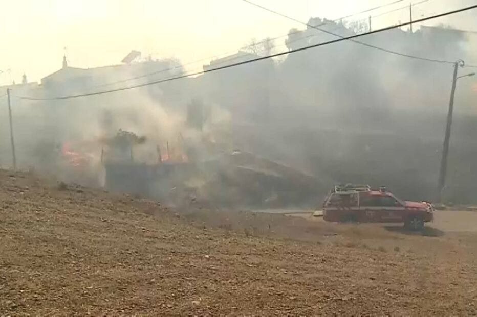 Vento forte provoca reacendimento em Castro Marim