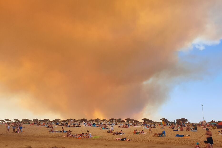 Nuvem de fumo do fogo de Castro Marim observada por banhistas na praia da Alagoa em Altura
