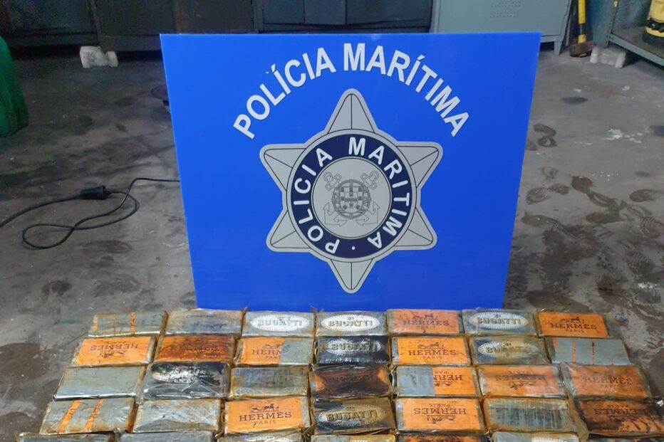 Agentes recolheram 65 pacotes que continham cocaína