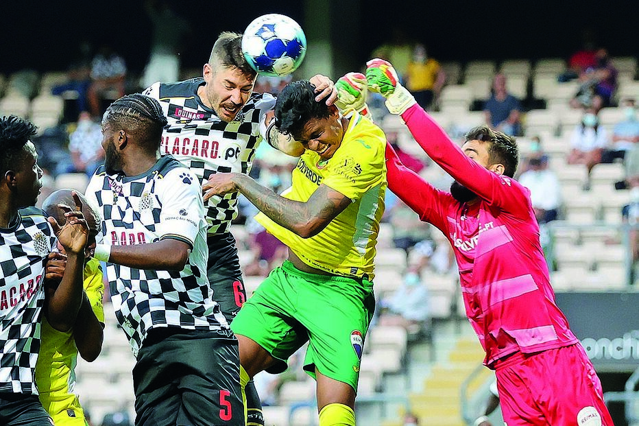 Javi Garcia marca o segundo golo do Boavista, após pontapé de canto 