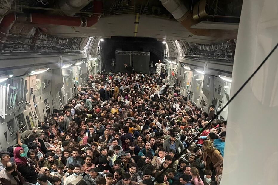 Militar dos EUA partiu com mais de 600 afegãos que correram em pânico pela rampa de entrada da carga 