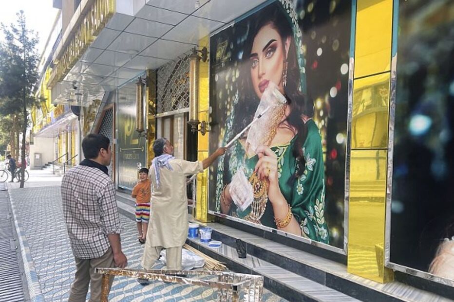 Imagens de trabalhadores de um salão de beleza a apagar grandes fotos de mulheres da parede já correm mundo