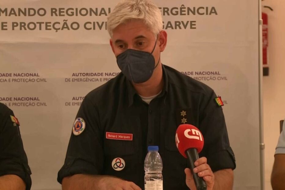 2021-08-17_10_09_21 Prioridade dos bombeiros é travar expansão do fogo de Castro Marim a sul.jpg