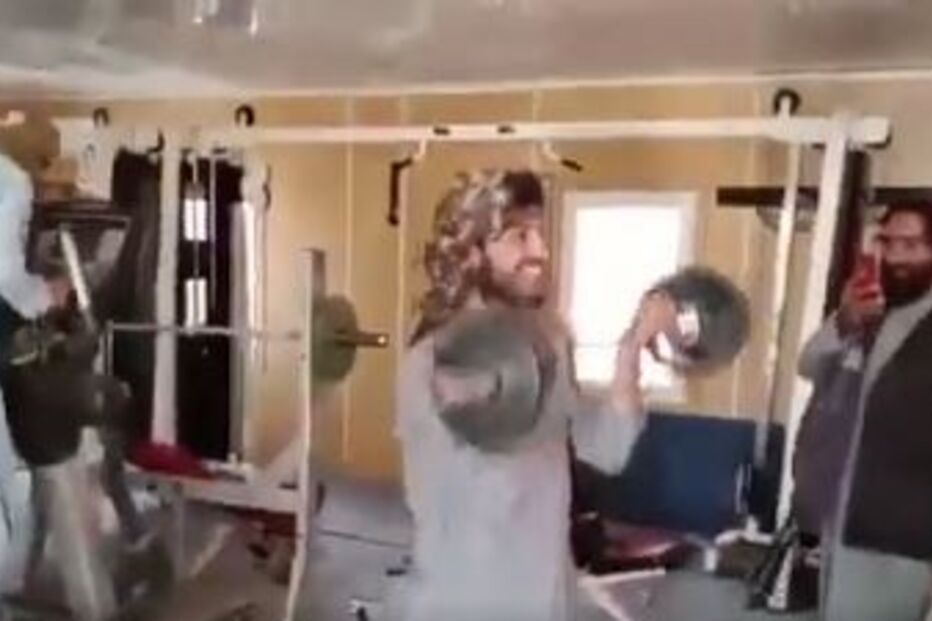 talibãs divertem-se no ginásio