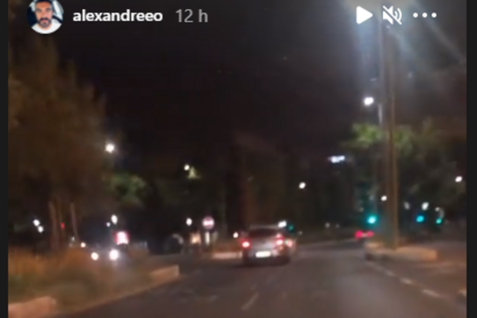 2021-08-17_11_00_06 Alexandre Esteves de Oliveira conduz com a filha Mariana ao colo.png