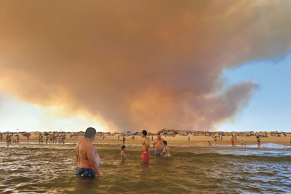 Foi mobilizado um forte dispositivo aéreo no combate ao incêndio 