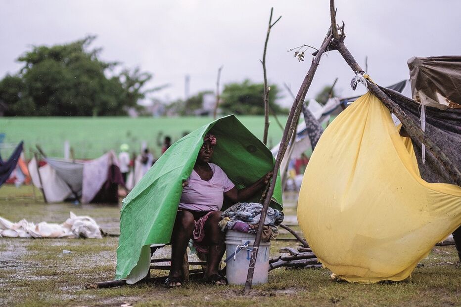 Milhares de haitianos ficaram sem tecto e agora vivem nas ruas resguardados por plásticos e em condições miseráveis