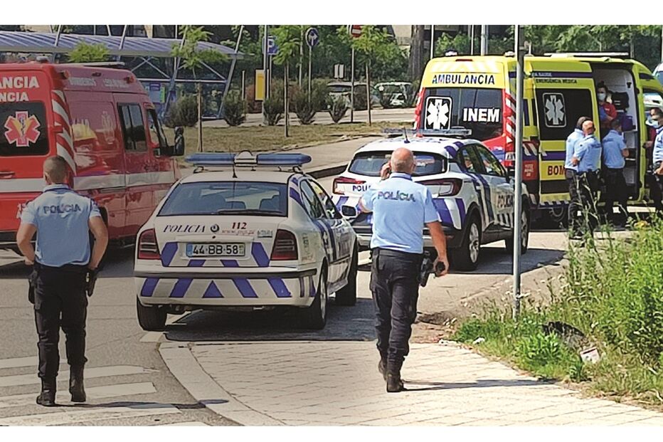 Aparato no local do despiste, com meios da PSP, dos bombeiros e do INEM