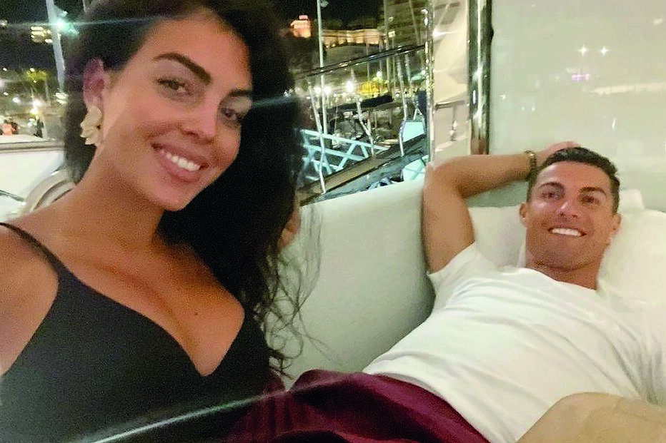 Georgina Rodríguez e Cristiano Ronaldo namoram no iate do craque 