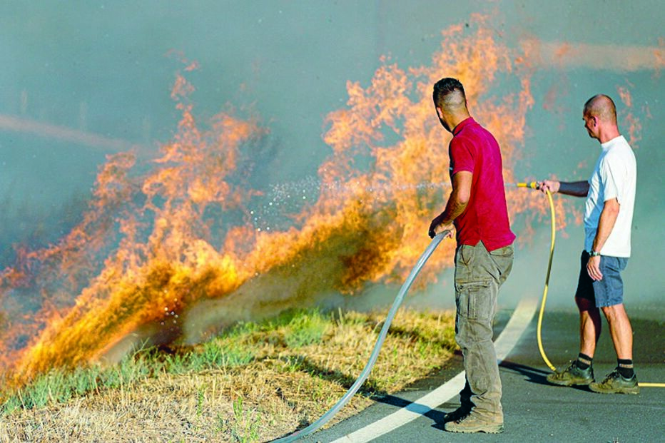 Chamas provocaram ferimentos no comandante e em mais dois bombeiros 