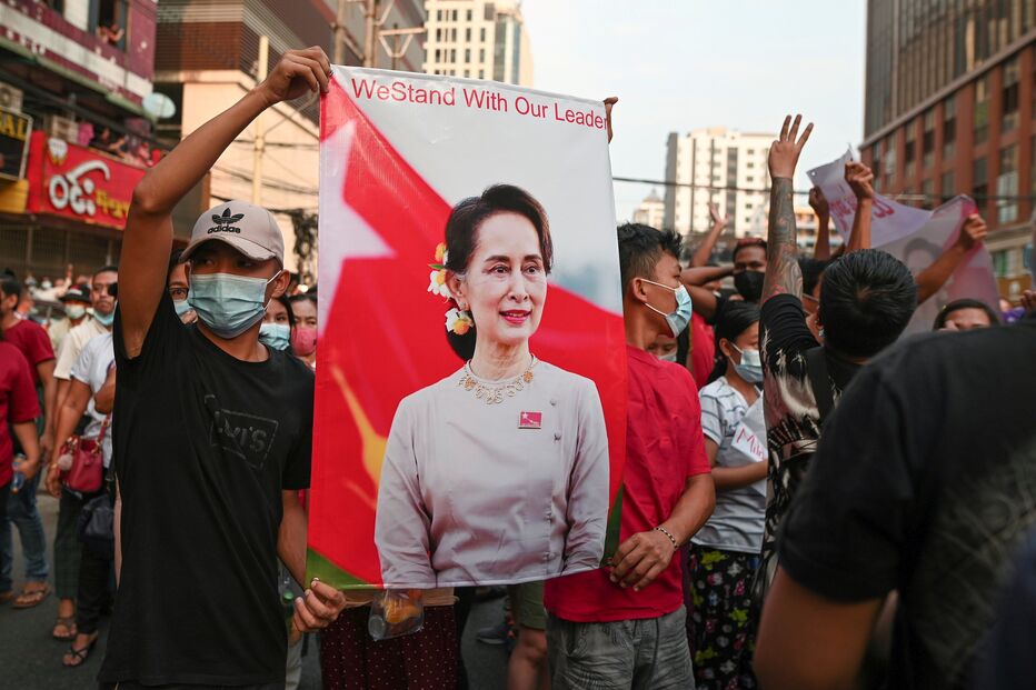 Protestos Myanmar depois do golpe militar, manifestantes exigem a libertação de Aung San Suu Kyi