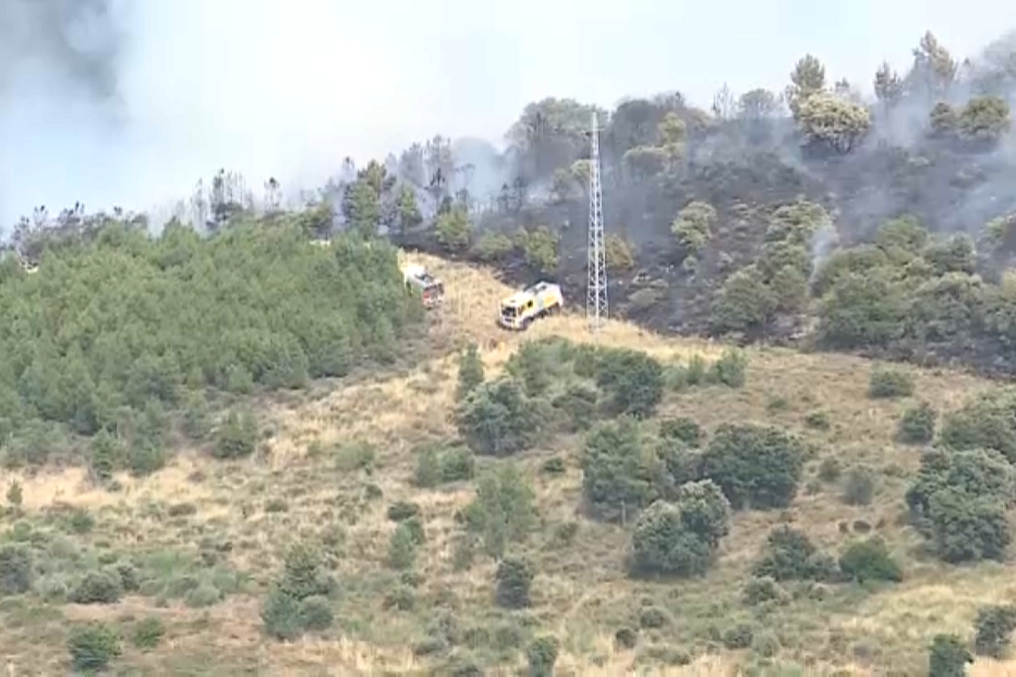 Mais de 180 bombeiros e 11 meios aéreos combatem incêndio em Odemira