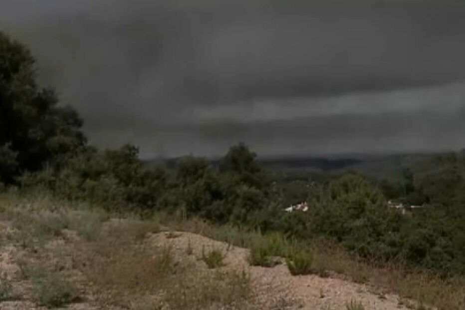 Coluna de fumo de incêndio em Odemira vísivel em Monchique