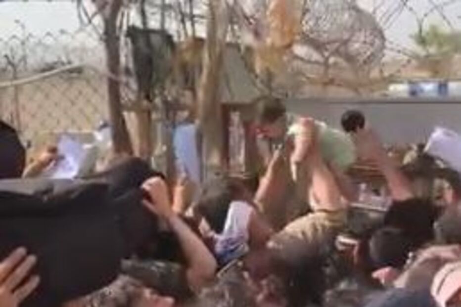 O momento em que mulher afegã entrega bebé a um soldado para o levar