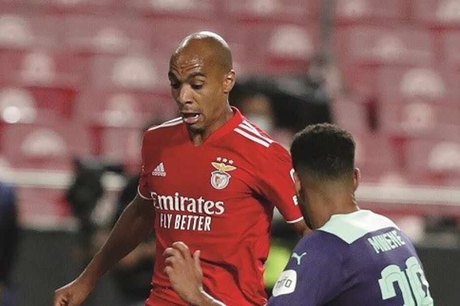 João Mário na condução de uma jogada de ataque do Benfica, perante a oposição de Mwene