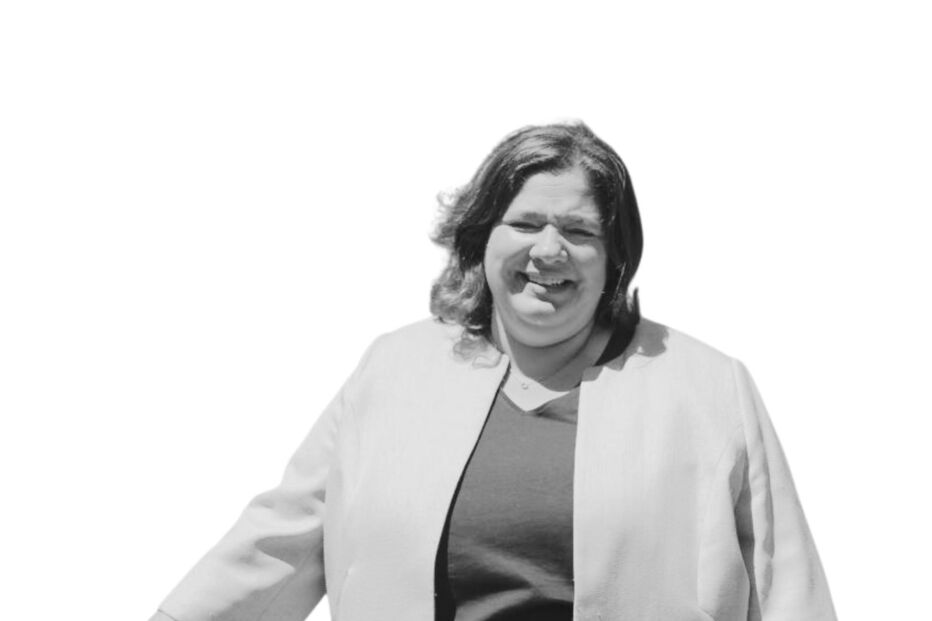 Alexandra Leitão sorri num retrato a preto e branco