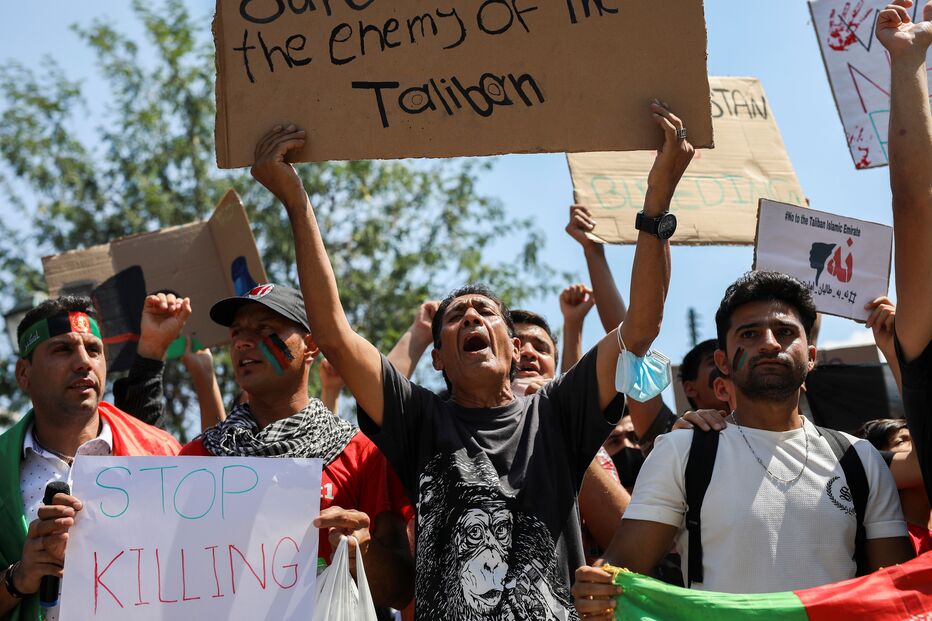 Afegãos protestam contra o regime talibã