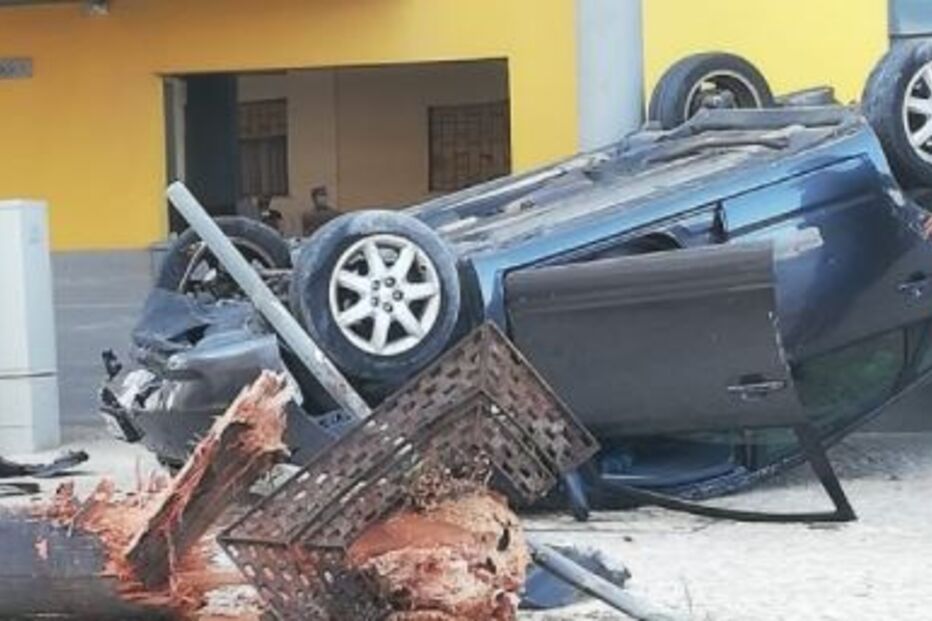 Carro despista-se contra árvore e capota em Quarteira