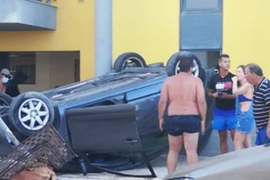 Carro despista-se contra árvore e capota em Quarteira