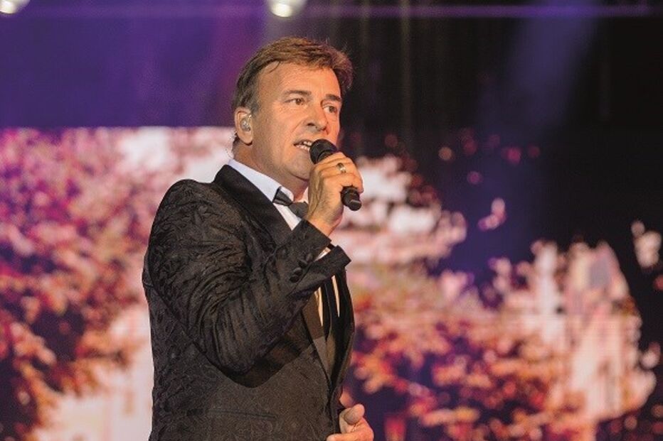 Tony Carreira explicou no último concerto, no dia 13, que a aliança que usa lhe foi oferecida pela filha