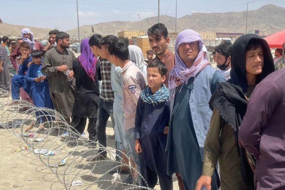 Afegãos esperam sair do país no aeroporto de Cabul