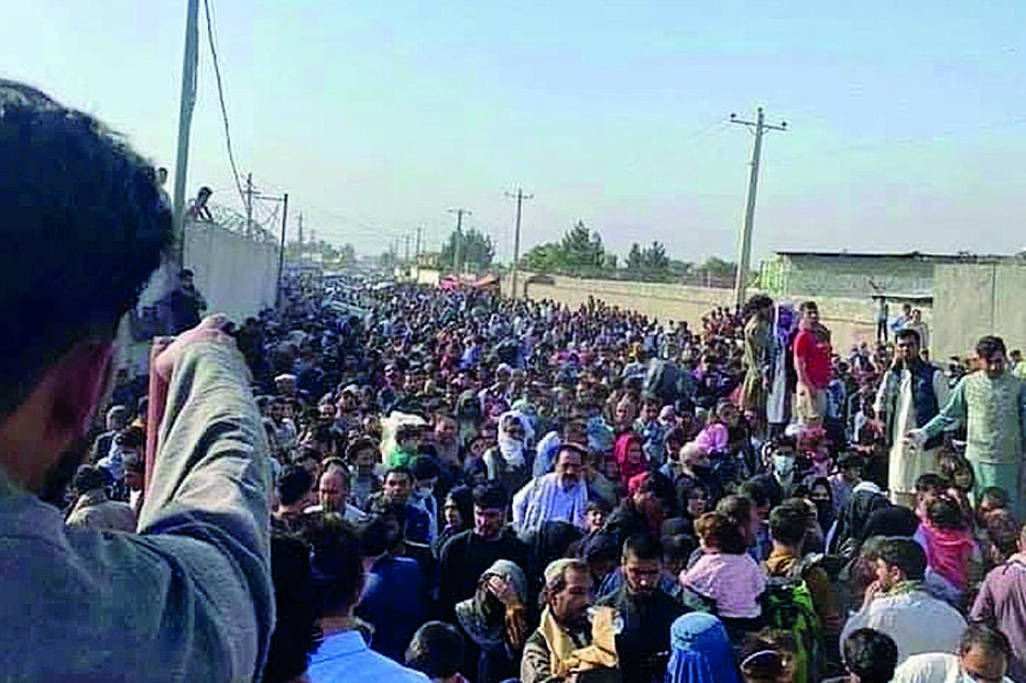Milhares de pessoas bloqueiam acessos ao Aeroporto  de Cabul